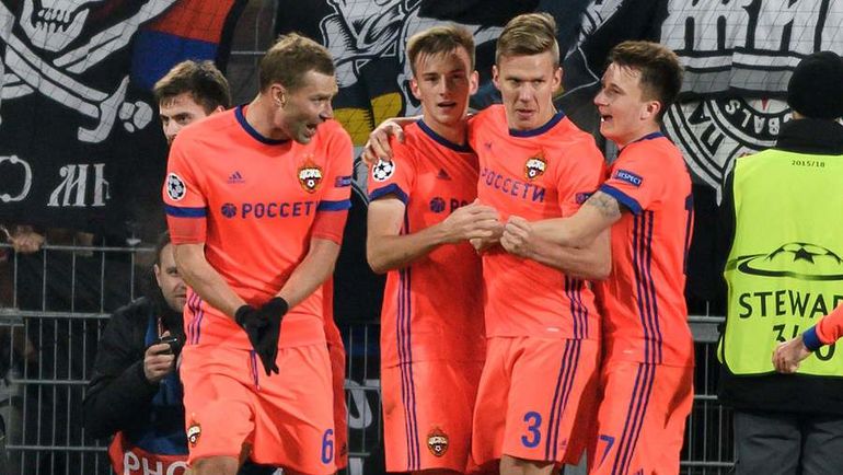 Партнеры поздравляют Понтуса ВЕРНБЛУМА (№3) с победным голом в Базеле. Фото AFP Партнеры поздравляют Понтуса ВЕРНБЛУМА (№3) с победным голом в Базеле. Фото AFP