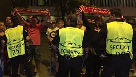 Среда. Севилья. Болельщики "Спартака" у стадиона "Рамон Санчес Писхуан".