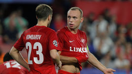 Среда. Севилья. "Севилья" - "Спартак" - 2:1. Дмитрий КОМБАРОВ (№23) и Денис ГЛУШАКОВ.