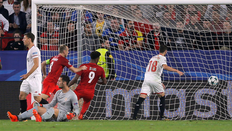 ЗЕ ЛУИШ (№9) забивает гол в ворота испанцев. Фото AFP ЗЕ ЛУИШ (№9) забивает гол в ворота испанцев. Фото AFP