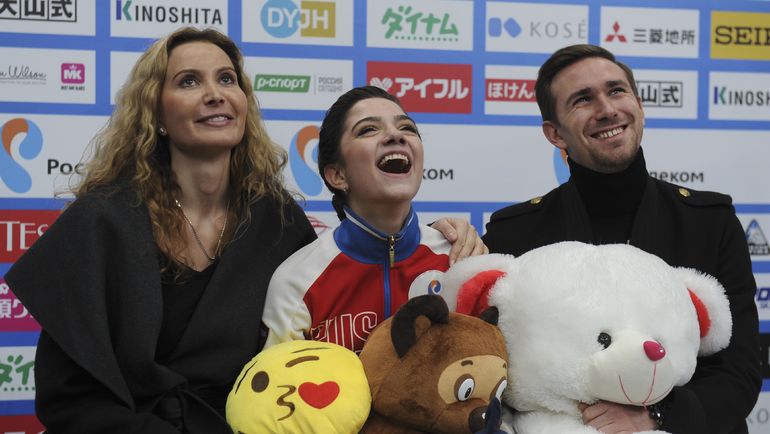 Евгений МЕДВЕДЕВА (в центре). Фото REUTERS Евгений МЕДВЕДЕВА (в центре). Фото REUTERS