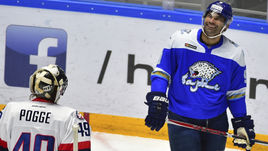 Найджел ДОУС (справа).