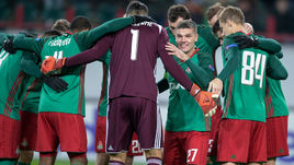 Четверг. Москва. Черкизово. "Локомотив" - "Шериф" - 1:2. Железнодорожники перед матчем. ГИЛЬЕРМЕ (№1) в итоге получил травму и был заменен, а Игорь ДЕНИСОВ (№27) поучаствовал в обоих голах гостей.