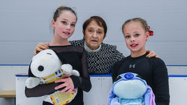 Октябрь. Санкт-Петербург. Тамара МОСКВИНА и юные ученицы ее школы.