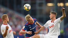 Игроки "Локо" Дмитрий БАРИНОВ (слева) и Алексей МИРАНЧУК против армейца Понтуса ВЕРНБЛУМА. Как и в первом круге, победят железнодорожники?