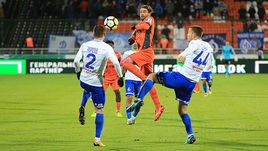 Сегодня. Екатеринбург. "Урал" - "Динамо" - 2:2. Хозяева поля на последних минутах сумели уйти от поражения.