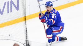 Сегодня. Санкт-Петербург. СКА - "Торпедо" - 5:4 Б. Никита ГУСЕВ празднует заброшенную шайбу.