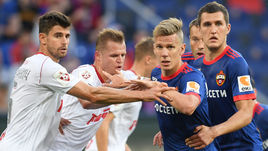 21 июня. Москва. ЦСКА - "Локомотив" - 1:3. В матче первого круга Неманья ПЕЙЧИНОВИЧ и Дмитрий ТАРАСОВ переиграли Понтуса ВЕРНБЛУМА и Виктора ВАСИНА (слева направо).