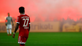 Сегодня. Дортмунд. "Боруссия" - "Бавария" - 1:3. Фанаты гостей зажгли файеры, празднуя победу.