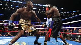 Суббота. Нью-Йорк. Деонтей УАЙЛДЕР (слева) нокаутировал Бермейна СТИВЕРНА уже в первом раунде.