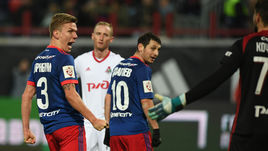 Воскресенье. Москва. Черкизово. "Локомотив" - ЦСКА - 2:2. 43-я минута. Только что Бибрас Натхо (за кадром) после паса Алана ДЗАГОЕВА (№10) и ошибки Антона КОЧЕНКОВА вывел армейцев вперед.