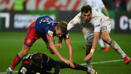 Воскресенье. Москва. Черкизово. "Локомотив" - ЦСКА - 2:2. 43-я минута. Понтус ВЕРНБЛУМ против Антона КОЧЕНКОВА. В этот момент Бибрас Натхо забивает гол после паса Алана Дзагоева.