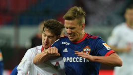 Воскресенье. Москва. Черкизово. "Локомотив" - ЦСКА - 2:2. 56-я минута. Понтус ВЕРНБЛУМ (справа) против Алексея МИРАНЧУКА.