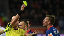 Воскресенье. Москва. Черкизово. "Локомотив" - ЦСКА - 2:2. 56-я минута. Сергей КАРАСЕВ предупреждает Понтуса ВЕРНБЛУМА после фола против Алексея МИРАНЧУКА.