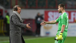 Воскресенье. Москва. Черкизово. "Локомотив" – ЦСКА – 2:2. Юрий СЕМИН и Игорь АКИНФЕЕВ.