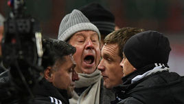 Воскресенье. Москва. Черкизово. "Локомотив" - ЦСКА - 2:2. Виктор ГОНЧАРЕНКО (второй справа), Юрий СЕМИН (в центре) и резервный арбитр Игорь ФЕДОТОВ "обсуждают" фол Понтуса Вернблума на Алексее Миранчуке.