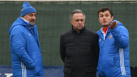 Сегодня. Новогорск. Тренировка сборной России. Главный тренер команды Станислав ЧЕРЧЕСОВ, президент РФС Виталий МУТКО и врач команды Эдуард БЕЗУГЛОВ.