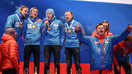 Дмитрий ГУБЕРНИЕВ (справа) прекрасно знает, как исполнять гимн России, даже если его не включают на стадионе.