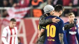 В Пирее фанат прорвался на поле, чтобы сфотографироваться с аргентинцем. А на что готовы вы ради селфи с Лионелем МЕССИ?