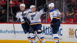 Вторник. Нью-Арк. "Нью-Джерси" - "Сент-Луис" - 1:3. Владимир ТАРАСЕНКО (в центре) набрал в этой встрече три очка.