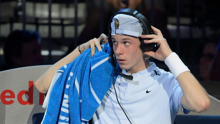 Вторник. Милан. Денис ШАПОВАЛОВ общается с тренером в перерыве между сетами в матче с Хон ЧЕНОМ. Фото AFP Вторник. Милан. Денис ШАПОВАЛОВ общается с тренером в перерыве между сетами в матче с Хон ЧЕНОМ. Фото AFP