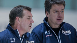 Главный тренер сборной России Олег ЗНАРОК и его помощник Харийс ВИТОЛИНЬШ.