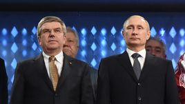 23 февраля 2014 года. Сочи. Президент России Владимир ПУТИН (справа) и глава МОК Томас БАХ на церемонии закрытия Олимпиады.