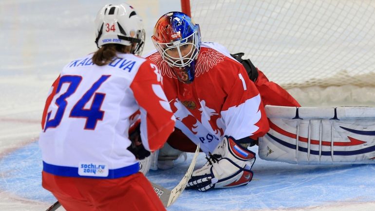 15 февраля 2014 года. Сочи. Швейцария - Россия - 2:0. Светлана ТКАЧЕВА (№34) и Анна ПРУГОВА. Фото ИТАР-ТАСС 15 февраля 2014 года. Сочи. Швейцария - Россия - 2:0. Светлана ТКАЧЕВА (№34) и Анна ПРУГОВА. Фото ИТАР-ТАСС