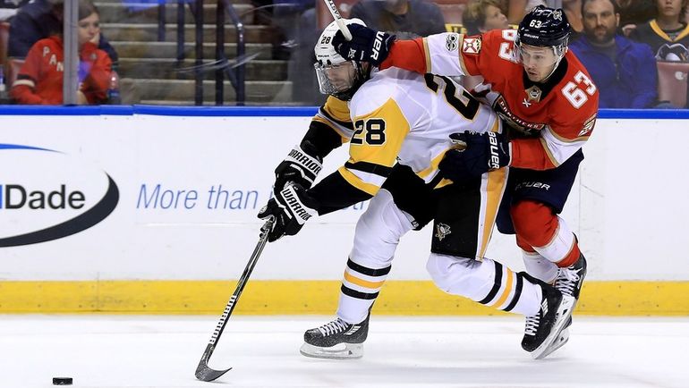 Евгений ДАДОНОВ (№63) и Айан КОЛ. Фото AFP Евгений ДАДОНОВ (№63) и Айан КОЛ. Фото AFP