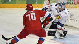 Сегодня. Хельсинки. Финляндия – Россия – 3:2. Владимир ТКАЧЕВ (№70) атакует ворота Микко КОСКИНЕНА.