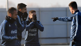 Вчера. Москва. Тушино. Тренировка сборной Аргентины. Эмилиано РИГОНИ (справа), Алехандро ГОМЕС, Герман ПЕЦЦЕЛЛА (слева) и Леандро ПАРЕДЕС (второй слева).