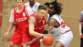 27 апреля 2002 года. Москва. Сборная СССР - сборная НБА - 118:114. Андрей ФЕТИСОВ (№ 7) против Криса МОРРИСА.