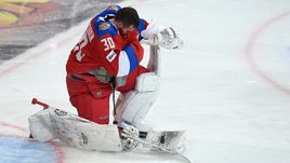 Вчера. Хельсинки. Финляндия - Россия - 3:2. Разочарование голкипера нашей команды Игоря ШЕСТЕРКИНА.