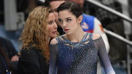 20 октября. Москва. Евгения МЕДВЕДЕВА (справа) с тренером Этери ТУТБЕРИДЗЕ на российском этапе "Гран-при".