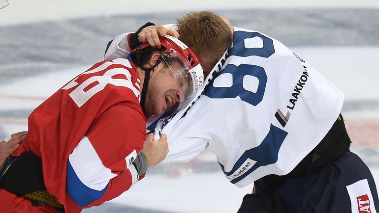 Вчера. Хельсинки. Финляндия - Россия - 3:2. Российский защитник Андрей ЗУБАРЕВ (слева) подрался с финским форвардом Вели-Матти САВИНАЙНЕНОМ. Фото Юрий КУЗЬМИН, photo.khl.ru Вчера. Хельсинки. Финляндия - Россия - 3:2. Российский защитник Андрей ЗУБАРЕВ (слева) подрался с финским форвардом Вели-Матти САВИНАЙНЕНОМ. Фото Юрий КУЗЬМИН, photo.khl.ru