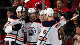 Четверг. Ньюарк. "Нью-Джерси" - "Эдмонтон" - 2:3 Б. Шайба Антона СЛЕПЫШЕВА (58) помогла его команде одержать гостевую победу.