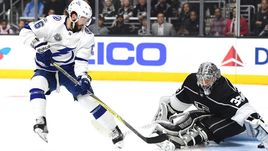 Лос-Анджелес. "Лос-Анджелес" - "Тампа-Бэй" - 2:5. Форвард гостей Никита КУЧЕРОВ открывает счет в матче.