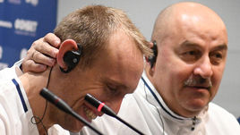 Пятница. Москва. Лужники. Станислав ЧЕРЧЕСОВ (справа) и Денис ГЛУШАКОВ.