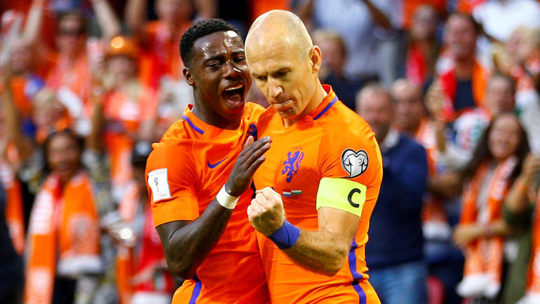 Сборная Голландии Квинси ПРОМЕСА (слева) и Арьена РОББЕНА под началом Дика Адвоката: мимо России. Фото REUTERS Сборная Голландии Квинси ПРОМЕСА (слева) и Арьена РОББЕНА под началом Дика Адвоката: мимо России. Фото REUTERS