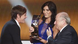 7 января 2013 года. Цюрих. Хоуп СОЛО (в центре) с Йозефом БЛАТТЕРОМ на гала-вечере ФИФА награждает лучшего игрока в женском футболе в 2012 году - еще одну представительницу сборной США Эбби ВАМБАХ.