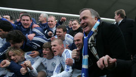 11 ноября 2007 года. Раменское. "Сатурн" - "Зенит" - 0:1. Дик АДВОКАТ (справа) и его команда празднуют победу в чемпионате России.