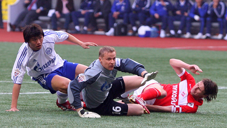 Зенитовцы Ли ХО и Вячеслав МАЛАФЕЕВ против спартаковца Егора ТИТОВА. Фото Алексей ИВАНОВ Зенитовцы Ли ХО и Вячеслав МАЛАФЕЕВ против спартаковца Егора ТИТОВА. Фото Алексей ИВАНОВ