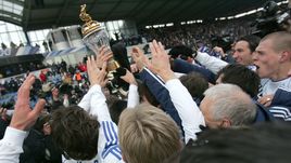 11 ноября 2007 года. Раменское. "Сатурн" - "Зенит" - 0:1. Дик АДВОКАТ (справа) и его команда празднуют победу в чемпионате России.