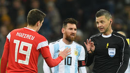 Сегодня. Москва. Россия - Аргентина - 0:1. Далер КУЗЯЕВ (слева) и Лионель МЕССИ (№10).