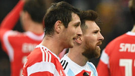 Суббота. Москва. "Лужники". Россия – Аргентина – 0:1. Алан ДЗАГОЕВ (в красном) и Лионель МЕССИ.