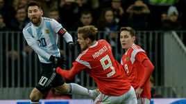 Суббота. Москва. "Лужники". Россия - Аргентина - 0:1. Александр КОКОРИН (№9) против Лионеля МЕССИ.