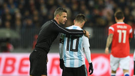 Суббота. Москва. "Лужники". Россия - Аргентина - 0:1. Лионель МЕССИ и главный арбитр матча Дамир СКОМИНА.