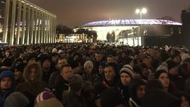 Суббота. Москва. Толпа на выходе со стадиона "Лужники" после матча Россия – Аргентина.