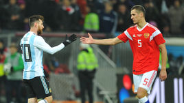 Суббота. Москва. "Лужники". Россия - Аргентина - 0:1. Лионель МЕССИ (слева) и Виктор ВАСИН.