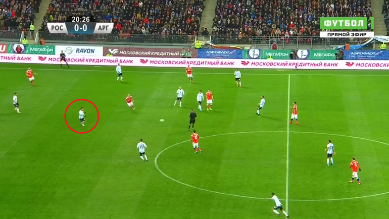 Месси без помех получает передачу недалеко от штрафной сборной России. Месси без помех получает передачу недалеко от штрафной сборной России.